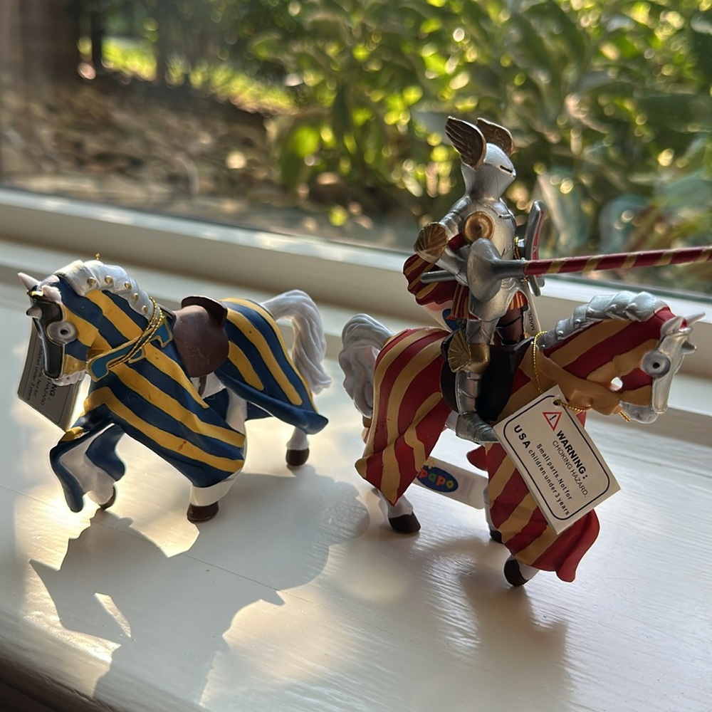 Set of 3 Papo toys -  red knight soldier, and two draped horses - Picture 2 of 7